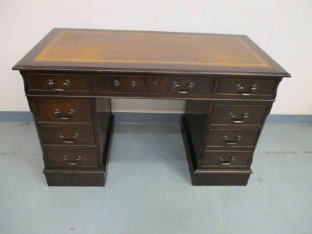 6525  - Psaci stul anglie mahagon hneda kuze   124 x 61 cm  V - 77 cm  -   PRODANO